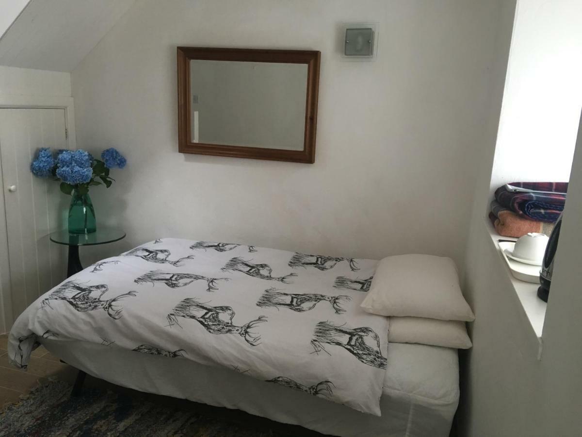 The Lion Bed And Breakfast Gwytherin ภายนอก รูปภาพ